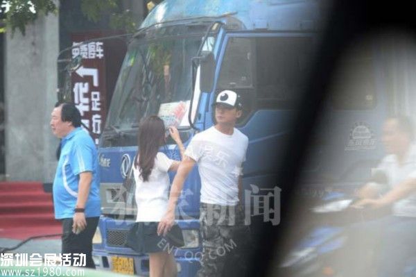隨后二人索性一路手牽著手來到了停車場。女士長發(fā)飄飄、清純可愛，與湯女神完全不是一個(gè) 款 的，單從長相來說，大眼睛、高鼻梁，倒是與熊黛林有幾分相像。