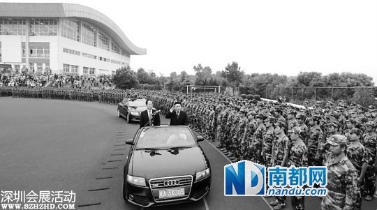 校長乘敞篷車閱兵照片被刪 回應(yīng):網(wǎng)友太當回事
