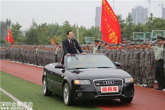 院長石秀和在閱兵車檢閱整裝待發(fā)的新生們。