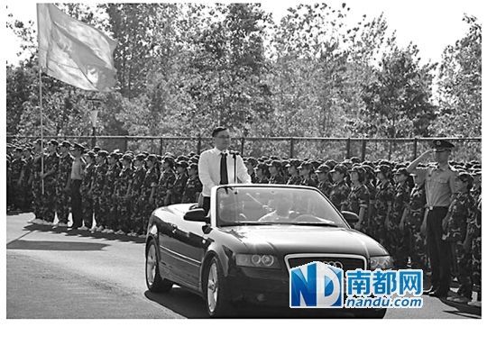 校長乘敞篷車閱兵照片被刪 回應(yīng):網(wǎng)友太當回事