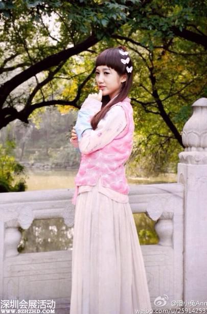 亮眼的古裝扮相，清秀的臉龐，北大小師妹非常符合師妹氣質(zhì)