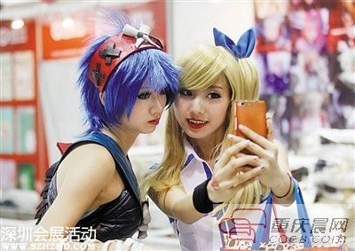 兩個COSPLAY扮演者玩自拍。 重慶晨報記者 高科 攝