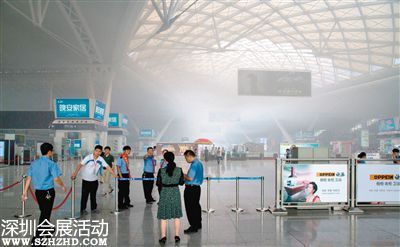 昨日15時(shí)許，廣州南站候車廳內(nèi)肯德基餐飲店空調(diào)主機(jī)冒煙。 新華視點(diǎn) 微博發(fā)