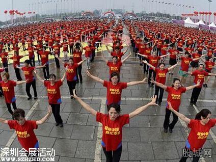 成都萬(wàn)人齊跳小蘋(píng)果廣場(chǎng)舞