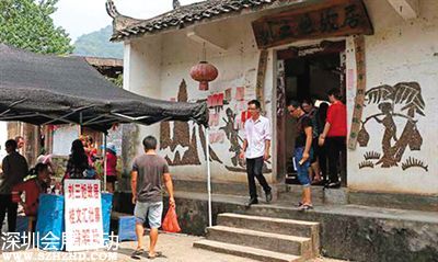 游客在劉三姐故居參觀。