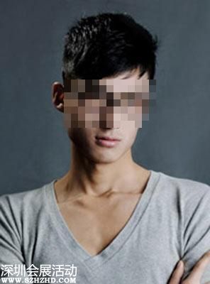 這是男模的最后身影，因為他隨后就被身旁的男子下藥性侵。今年2月，他和 男模之狼 杜男相約在內(nèi)地武漢一間飯店，杜嫌疑似在啤酒里摻入過量安眠藥，導(dǎo)致男模死亡。杜嫌案發(fā)后潛逃回臺，上午被移送時面對鏡頭低頭啜泣，小聲地說出 對不起 ，甚至一度腿軟想下跪。今年43歲的他是臺日混血兒，在內(nèi)地電子公司擔(dān)任日文翻譯，私下卻自稱是廣告公司高層，專找白凈、高帥的男模外拍，祭出高額籌勞還提供住宿機(jī)票，誘騙男模上鉤再以安眠藥或FM2加入飲料迷奸，犯案地點遍布內(nèi)地廣東、浙江等地，受害人超過10人以上，杜則坦承犯下7案。