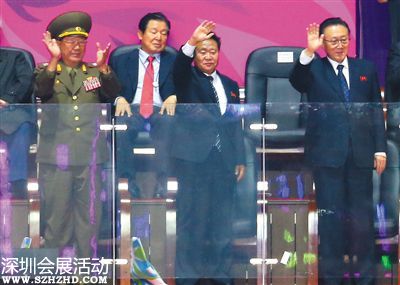 4日晚，韓國(guó)仁川，朝鮮軍政高官黃炳誓、崔龍海、金養(yǎng)健前排由左至右出席仁川亞運(yùn)會(huì)閉幕式。