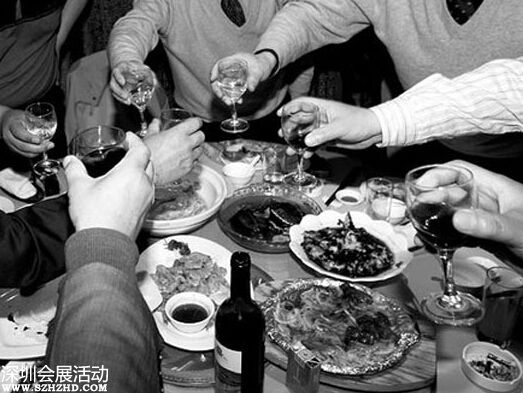 小伙吃半價(jià)自助餐撐出急性胰腺炎 急性胰腺炎癥狀有哪些