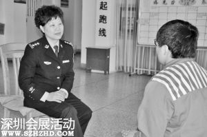 樂燕在獄中接受心理輔導(dǎo)。記者 冒群 攝