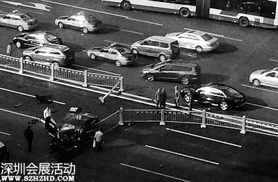 奧迪車撞開 黃金護(hù)欄 
