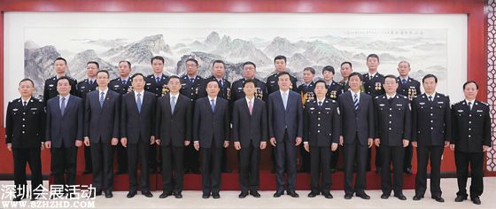 11月3日，中共中央政治局委員、中央政法委書記孟建柱在武漢親切會(huì)見第五屆 我最喜愛的人民警察 評(píng)選活動(dòng)全體獲獎(jiǎng)民警。圖為孟建柱與剛剛揭曉的第五屆 我最喜愛的人民警察 合影。