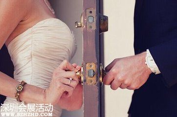 今年23歲的馮曉嵐，8月2日領(lǐng)了結(jié)婚證，下個(gè)月就要舉行婚禮，可邀請(qǐng)父母的事情，讓她和新婚丈夫犯了難。