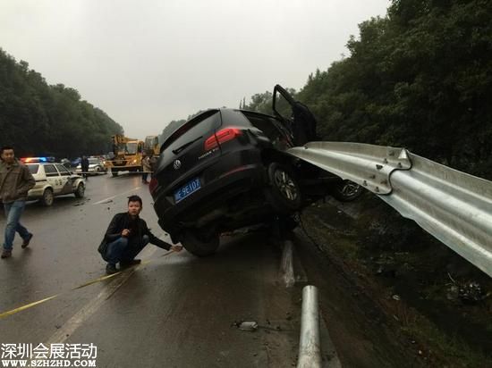 車禍現(xiàn)場觸目驚心。