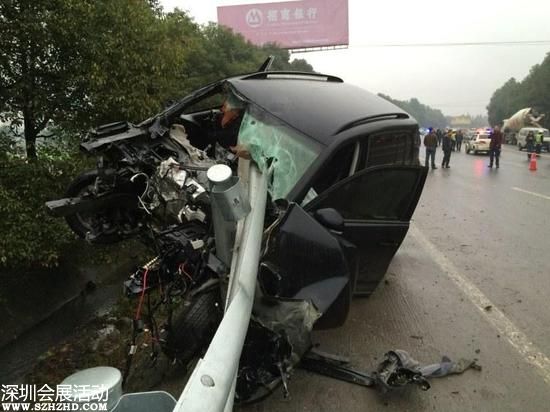 車禍現(xiàn)場觸目驚心。
