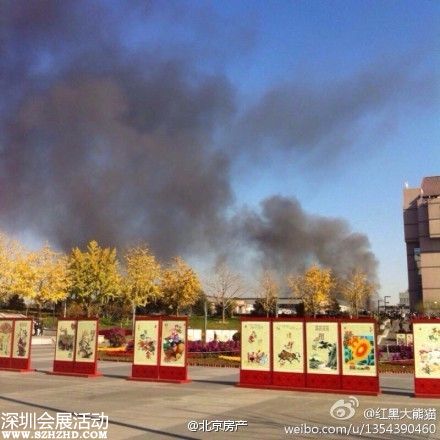 新京報快訊(記者饒沛) 今日13時03分，119指揮中心接到報警，北京西城區(qū)西長安街11號院內(nèi)起火。指揮中心立即調(diào)派3個中隊10部消防車到場處置。