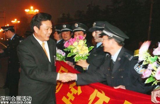 2007年10月24日下午，十七大閉幕后，李連玉24下午返抵邳州，當(dāng)?shù)仉S即舉行隆重歡迎儀式。駐軍、武警、警察、官員、護士、學(xué)生、農(nóng)民全被動員起來。數(shù)千官員及民眾夾道歡迎，有人點鞭炮、放煙花，有人舞龍舞獅，拉橫額，還有樂隊演奏。胸前戴著十七大名牌的李連玉在紅地毯上昂首闊步，向歡迎者揮手。有年輕姑娘送上鮮花，有年老農(nóng)婦送上水果，壯觀之極。
