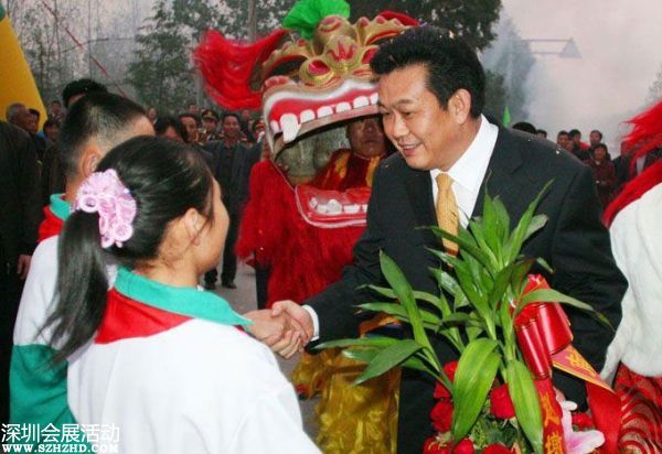 2007年10月24日下午，十七大閉幕后，李連玉24下午返抵邳州，當(dāng)?shù)仉S即舉行隆重歡迎儀式。駐軍、武警、警察、官員、護(hù)士、學(xué)生、農(nóng)民全被動(dòng)員起來(lái)。數(shù)千官員及民眾夾道歡迎，有人點(diǎn)鞭炮、放煙花，有人舞龍舞獅，拉橫額，還有樂(lè)隊(duì)演奏。胸前戴著十七大名牌的李連玉在紅地毯上昂首闊步，向歡迎者揮手。有年輕姑娘送上鮮花，有年老農(nóng)婦送上水果，壯觀(guān)之極。