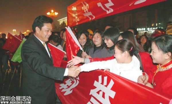2007年10月24日下午，十七大閉幕后，李連玉24下午返抵邳州，當(dāng)?shù)仉S即舉行隆重歡迎儀式。駐軍、武警、警察、官員、護士、學(xué)生、農(nóng)民全被動員起來。數(shù)千官員及民眾夾道歡迎，有人點鞭炮、放煙花，有人舞龍舞獅，拉橫額，還有樂隊演奏。胸前戴著十七大名牌的李連玉在紅地毯上昂首闊步，向歡迎者揮手。有年輕姑娘送上鮮花，有年老農(nóng)婦送上水果，壯觀之極。