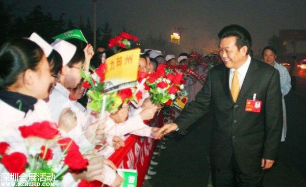 2007年10月24日下午，十七大閉幕后，李連玉24下午返抵邳州，當(dāng)?shù)仉S即舉行隆重歡迎儀式。駐軍、武警、警察、官員、護(hù)士、學(xué)生、農(nóng)民全被動(dòng)員起來(lái)。數(shù)千官員及民眾夾道歡迎，有人點(diǎn)鞭炮、放煙花，有人舞龍舞獅，拉橫額，還有樂(lè)隊(duì)演奏。胸前戴著十七大名牌的李連玉在紅地毯上昂首闊步，向歡迎者揮手。有年輕姑娘送上鮮花，有年老農(nóng)婦送上水果，壯觀(guān)之極。