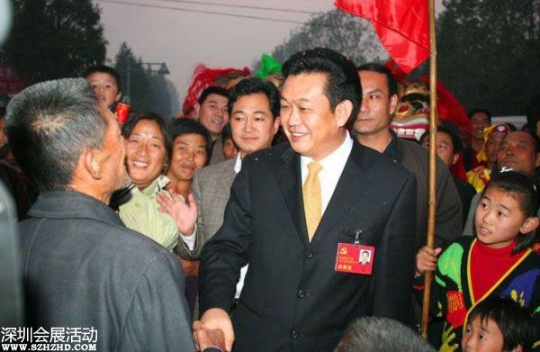 2007年10月24日下午，十七大閉幕后，李連玉24下午返抵邳州，當(dāng)?shù)仉S即舉行隆重歡迎儀式。駐軍、武警、警察、官員、護(hù)士、學(xué)生、農(nóng)民全被動(dòng)員起來(lái)。數(shù)千官員及民眾夾道歡迎，有人點(diǎn)鞭炮、放煙花，有人舞龍舞獅，拉橫額，還有樂(lè)隊(duì)演奏。胸前戴著十七大名牌的李連玉在紅地毯上昂首闊步，向歡迎者揮手。有年輕姑娘送上鮮花，有年老農(nóng)婦送上水果，壯觀(guān)之極。