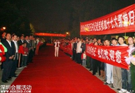 2007年10月24日下午，十七大閉幕后，李連玉24下午返抵邳州，當(dāng)?shù)仉S即舉行隆重歡迎儀式。駐軍、武警、警察、官員、護(hù)士、學(xué)生、農(nóng)民全被動(dòng)員起來。數(shù)千官員及民眾夾道歡迎，有人點(diǎn)鞭炮、放煙花，有人舞龍舞獅，拉橫額，還有樂隊(duì)演奏。胸前戴著十七大名牌的李連玉在紅地毯上昂首闊步，向歡迎者揮手。有年輕姑娘送上鮮花，有年老農(nóng)婦送上水果，壯觀之極。