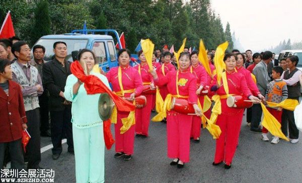 2007年10月24日下午，十七大閉幕后，李連玉24下午返抵邳州，當(dāng)?shù)仉S即舉行隆重歡迎儀式。駐軍、武警、警察、官員、護士、學(xué)生、農(nóng)民全被動員起來。數(shù)千官員及民眾夾道歡迎，有人點鞭炮、放煙花，有人舞龍舞獅，拉橫額，還有樂隊演奏。胸前戴著十七大名牌的李連玉在紅地毯上昂首闊步，向歡迎者揮手。有年輕姑娘送上鮮花，有年老農(nóng)婦送上水果，壯觀之極。