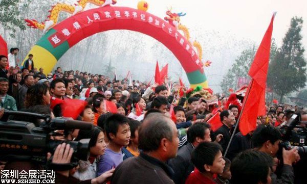 2007年10月24日下午，十七大閉幕后，李連玉24下午返抵邳州，當(dāng)?shù)仉S即舉行隆重歡迎儀式。駐軍、武警、警察、官員、護士、學(xué)生、農(nóng)民全被動員起來。數(shù)千官員及民眾夾道歡迎，有人點鞭炮、放煙花，有人舞龍舞獅，拉橫額，還有樂隊演奏。胸前戴著十七大名牌的李連玉在紅地毯上昂首闊步，向歡迎者揮手。有年輕姑娘送上鮮花，有年老農(nóng)婦送上水果，壯觀之極。