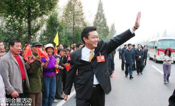 2007年10月24日下午，十七大閉幕后，李連玉24下午返抵邳州，當(dāng)?shù)仉S即舉行隆重歡迎儀式。駐軍、武警、警察、官員、護士、學(xué)生、農(nóng)民全被動員起來。數(shù)千官員及民眾夾道歡迎，有人點鞭炮、放煙花，有人舞龍舞獅，拉橫額，還有樂隊演奏。胸前戴著十七大名牌的李連玉在紅地毯上昂首闊步，向歡迎者揮手。有年輕姑娘送上鮮花，有年老農(nóng)婦送上水果，壯觀之極。