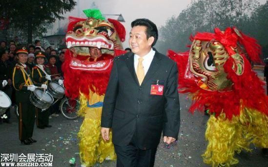 李連玉參加十七大返鄉(xiāng)，接受群眾夾道歡迎。