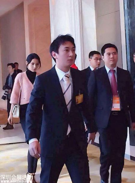王思聰身后的妙齡女子自稱(chēng)王思聰女友