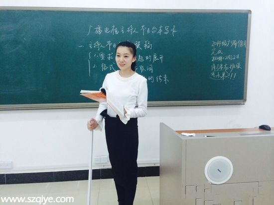 最美女腰老師拄拐講課
