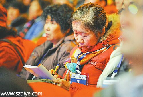 12月26日上午，一名申請公租房的市民代表在搖號現(xiàn)場認真記錄。