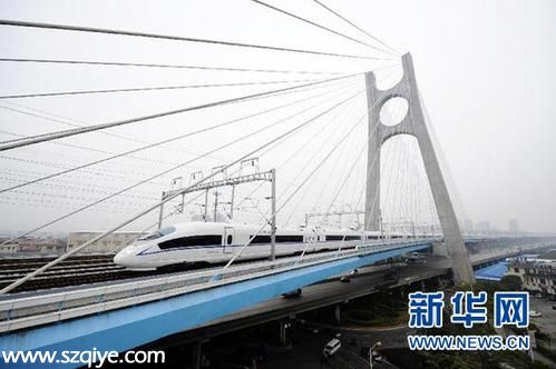26日，中國三條重要高鐵干線  蘭新高鐵、貴廣鐵路和南廣鐵路開通運營。