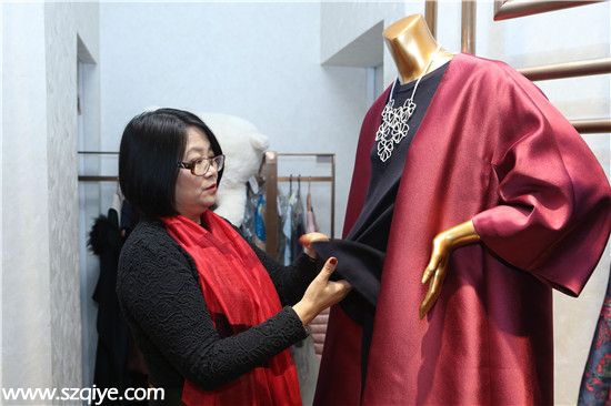 APEC服裝設(shè)計師與 月亮女神 共同塑造第一夫人氣質(zhì)