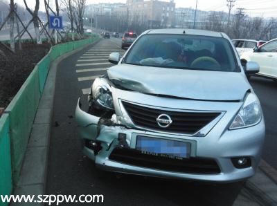 銀色轎車前保險(xiǎn)杠被撞碎。