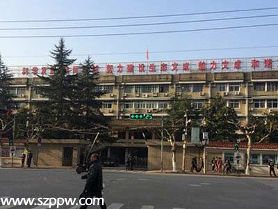 政府大樓因寒磣走紅 網友：感動！錢花在建學校上