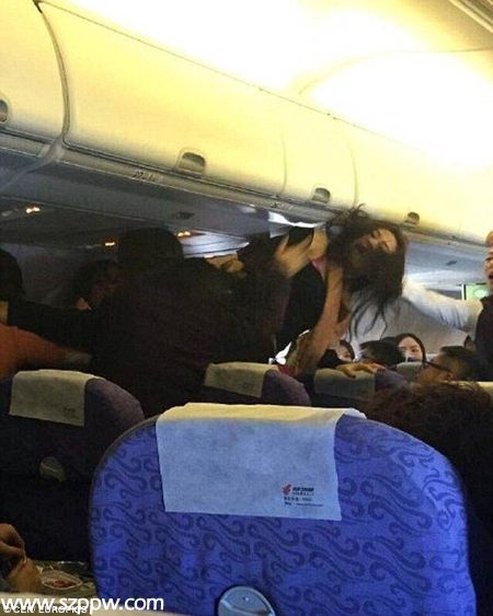 去年12月，一架重慶飛香港航班中中國乘客大打出手，涉及7女1男。（英國《每日郵報》配圖）