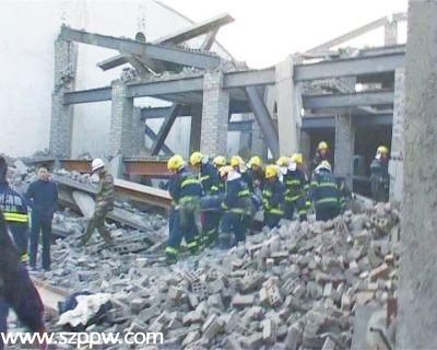 鄭州一在建樓房突然倒塌致多人被埋 3人當(dāng)場(chǎng)死亡