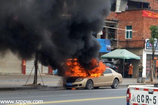 義烏四百萬豪車自燃10分鐘燒成空殼