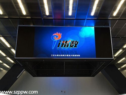 9月12日，由南方基金、新浪財(cái)經(jīng)和<a href=http://www.sz1980.com/shenzhen/ target=_blank class=infotextkey>深圳</a>證券信息公司三方聯(lián)合編制的南方-新浪大數(shù)據(jù)100指數(shù)、大數(shù)據(jù)300指數(shù)在深圳<a href=http://www.thesurfingworld.com/jiaoyisuo/ target=_blank class=infotextkey>交易所</a>新大樓舉辦敲鐘儀式及新聞發(fā)布會(huì)，深交所總經(jīng)理宋麗萍、新浪網(wǎng)董事長(zhǎng)兼CEO曹國(guó)偉和南方基金董事長(zhǎng)吳萬善出席活動(dòng)現(xiàn)場(chǎng)并共同敲鐘，國(guó)內(nèi)首個(gè)大數(shù)據(jù)系列指數(shù)宣告誕生。(圖片來源：新浪財(cái)經(jīng))
