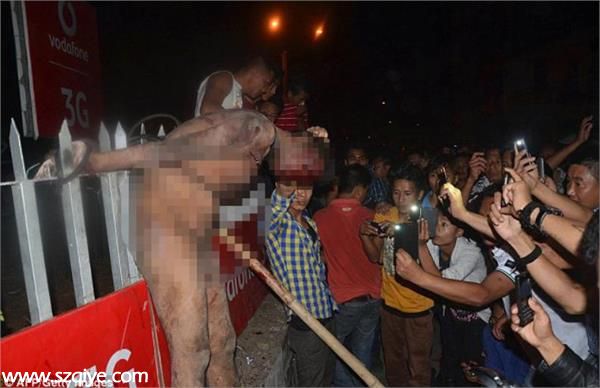 印度強(qiáng)奸犯被暴民綁架殺害 身體被刺穿裸體游街  一直以來，印度就是強(qiáng)奸案多發(fā)地，國內(nèi)性侵現(xiàn)象十分嚴(yán)重，當(dāng)?shù)孛癖妼?duì)這種獸行深惡痛絕。近日，印度迪馬布爾地區(qū)發(fā)生一起暴民沖擊監(jiān)獄事件，一名強(qiáng)奸嫌疑犯被綁架出監(jiān)獄，并在裸體游行示眾后將其殺害。  據(jù)《每日郵報(bào)》報(bào)道，當(dāng)時(shí)，這名強(qiáng)奸犯被暴民扔在地上拖行了數(shù)千米，隨后被綁在護(hù)欄上，身體被竹棍刺穿，獻(xiàn)血直流，場(chǎng)面極其血腥。  令人震驚的是，該男子被殺害后，周圍群眾紛紛拿出手機(jī)拍攝。隨后，警方趕到現(xiàn)場(chǎng)，使用警棍等手段驅(qū)散人群。  據(jù)悉，這名強(qiáng)奸犯涉嫌強(qiáng)奸當(dāng)?shù)匾幻W(xué)生，于2015年2月24日被逮捕。  前瞻點(diǎn)評(píng)：在一些法制落后的地方，民眾往往習(xí)慣用拳頭解決問題，維持正義或者泄私憤。印度老百姓對(duì) 強(qiáng)奸 行為的痛恨可以理解，但撇開法律濫用 私刑 處置嫌犯的做法未免太過野蠻愚蠢，而且扒光衣服游街示眾的行為也令人咋舌。有的時(shí)候， 以暴制暴 不僅不能呼吁正義，還有可能是另一種犯罪。