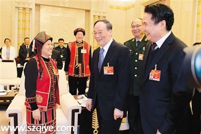 3月8日，海南代表團(tuán)在人民大會堂海南廳舉行全體會議，繼續(xù)審議有關(guān)報告。中共中央政治局常委、中央紀(jì)委書記王岐山參加審議并作重要講話。圖為王岐山與少數(shù)民族代表親切交談，了解民族地區(qū)的發(fā)展情況。本欄圖片均由本報特派記者 王凱 攝