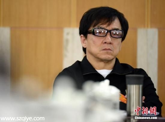　3月5日，全國政協(xié)舉行小組會議，討論政府工作報告。全國政協(xié)委員成龍參加文藝界別討論。中新社發(fā) 侯宇 攝