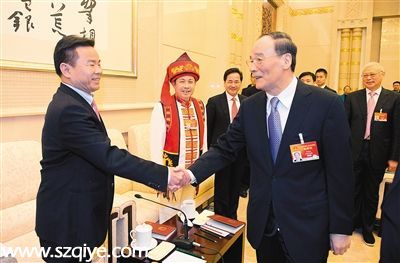 參加海南代表團(tuán)審議前，王岐山與肖杰等代表親切握手。