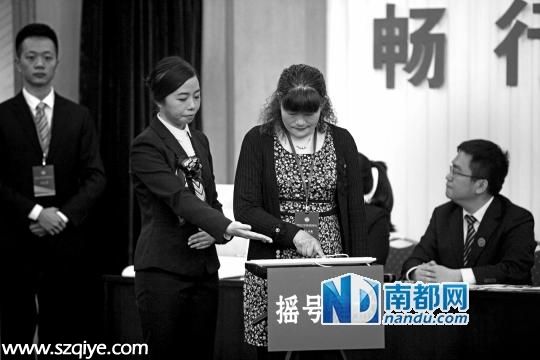 <a href=http://www.sz1980.com/shenzhen/ target=_blank class=infotextkey><a href=http://www.thesurfingworld.com/shenzhen/ target=_blank class=infotextkey>深圳</a></a>首次搖號(hào)昨舉行 8成電動(dòng)車指標(biāo)過(guò)剩
