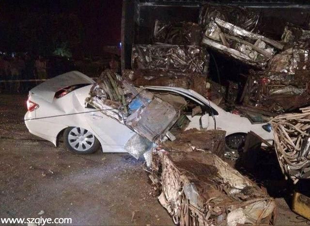 粵贛高速轎車為躲紅綠燈遭貨車壓埋 司機當場身亡