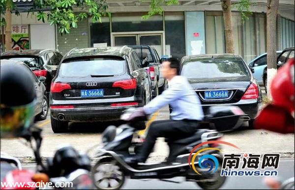海口2輛豪車掛同一 靚號 車牌在路邊緊挨停放