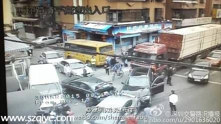 突發(fā)：布吉西環(huán)路東升學(xué)校門(mén)口多車(chē)相撞