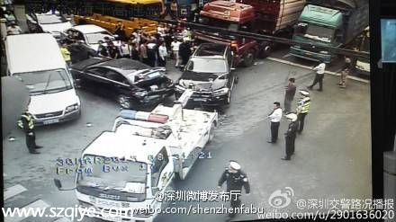 突發(fā)：布吉西環(huán)路東升學(xué)校門(mén)口多車(chē)相撞