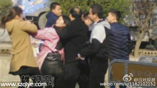 3月27日，有市民在洛陽李樓鎮(zhèn)拍到：一對姐妹在街邊擺攤與城管人員發(fā)生了爭執(zhí)。隨后，一名城管沖擺攤女子一腳飛踹，又將其拖拽到綠化帶毆打，被壓住雙腳的妹妹看姐姐挨打想要施救，卻被城管鎖喉數(shù)分鐘之久。來源：河南電視臺公共頻道《百姓觀察》官方微博